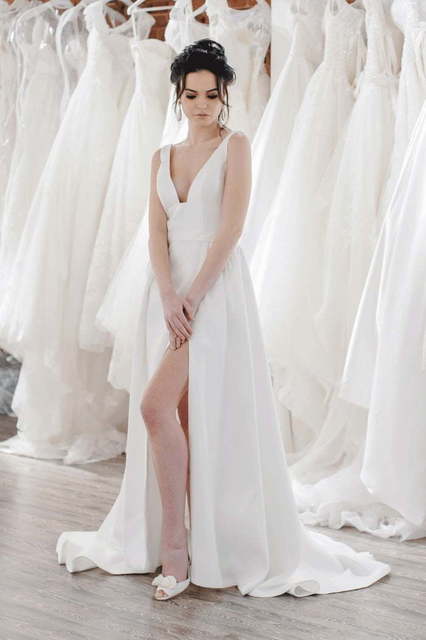 Атласное свадебное платье с разрезом и декольте Sola. Силуэт А-силуэт. Цвет Белый / Молочный. Вид 1
