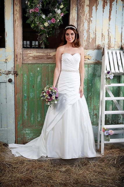 Атласное свадебное платье А-силуэта с драпировкой 6323. Силуэт А-силуэт. Цвет Белый / Молочный. Вид 1