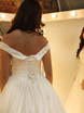 Атласное свадебное платье с вырезом лодочкой Fiona. Силуэт Пышное. Цвет Белый / Молочный. Вид 5
