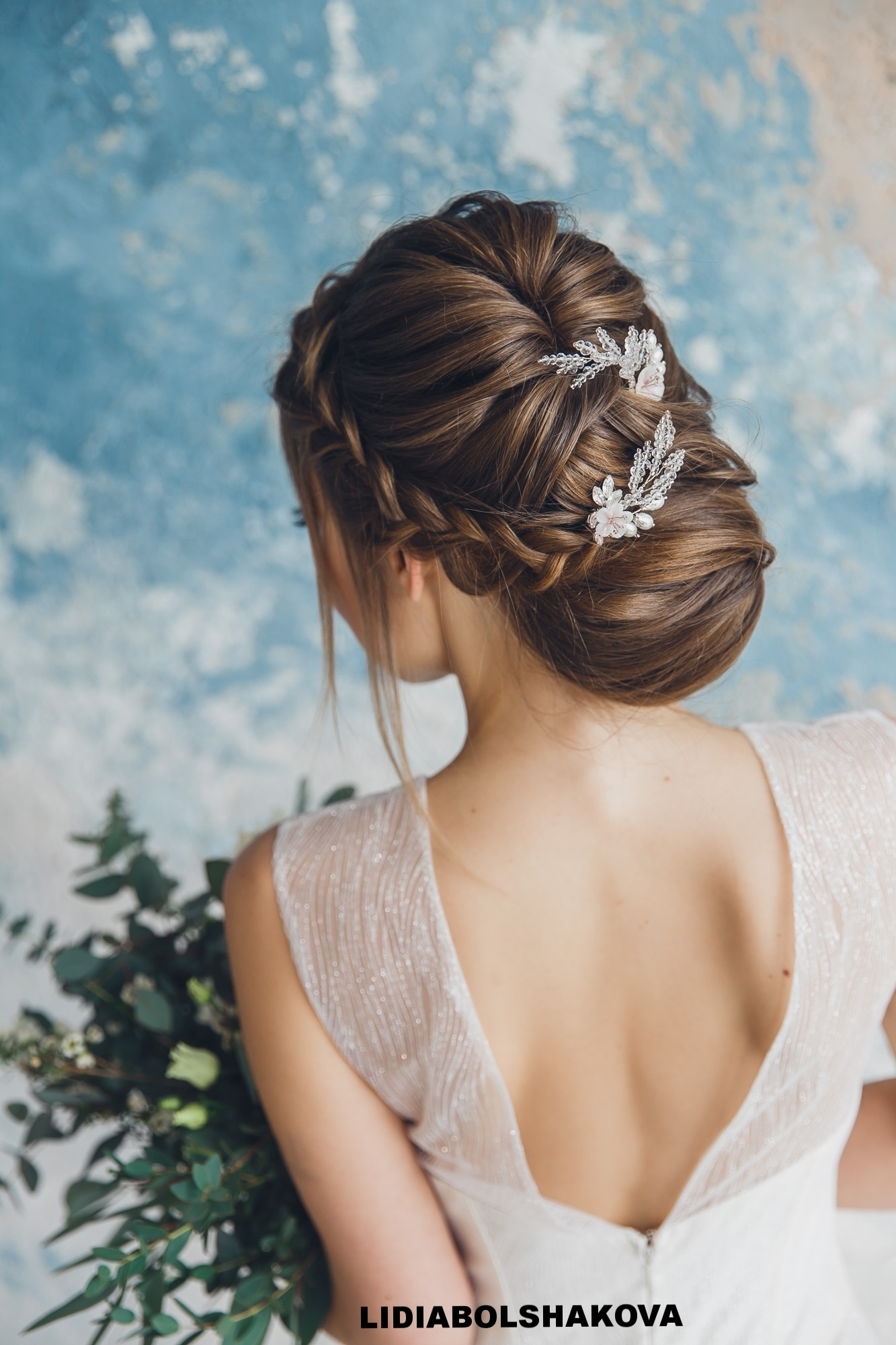 Свадебная прическа коса жемчуг
