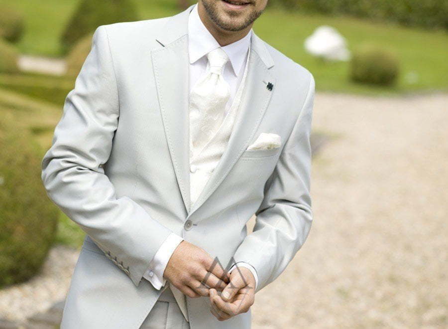 Серый мужской костюм на свадьбу